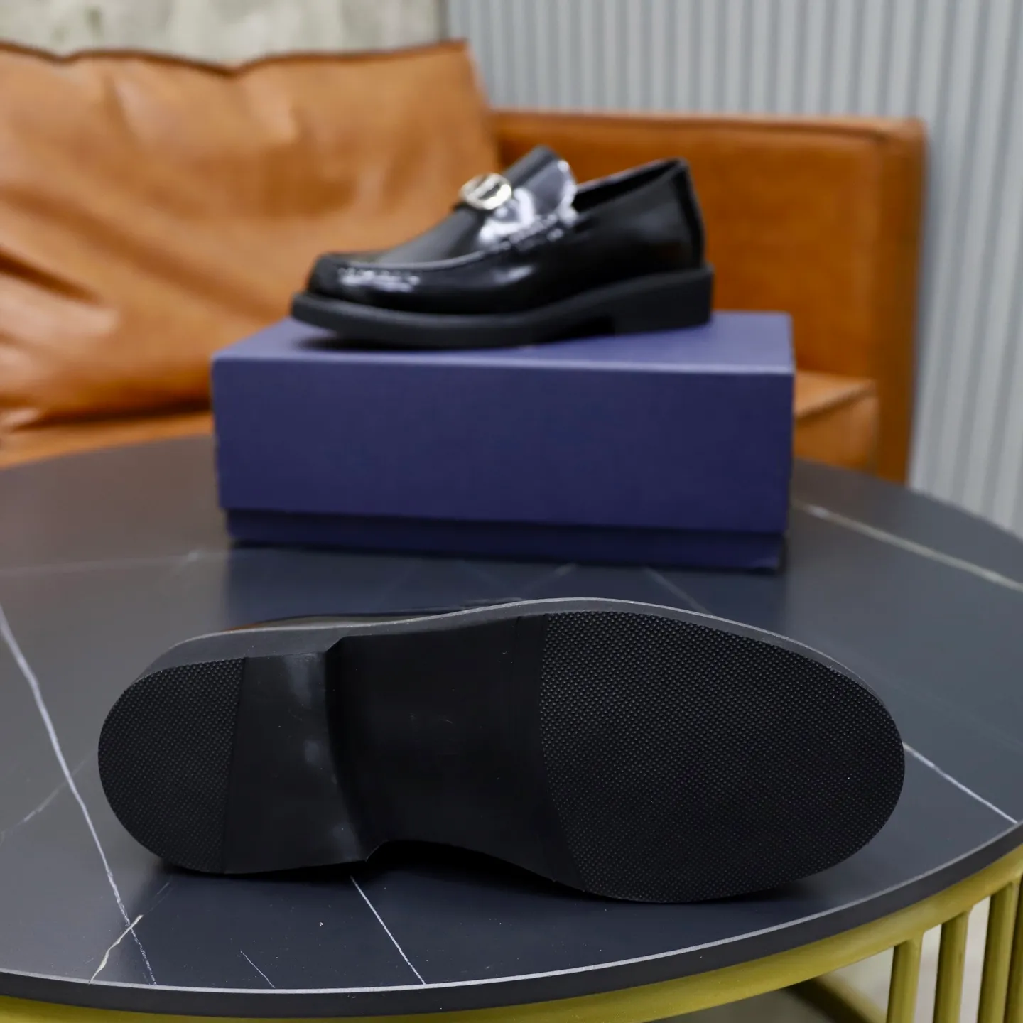 Factory price: 640💰Top original order Brand: Dior DIOR Standard code: Men's size 39-44 (38/45/can be customized) Grade: Same style as the official website Original order quality Material: Original cowhide Water-dyed cowhide lining Original distinguished outsole Style category: Men's fashionable casual leather shoes Distinguished big-name luxury elements top luxury Color: Color of the actual picture